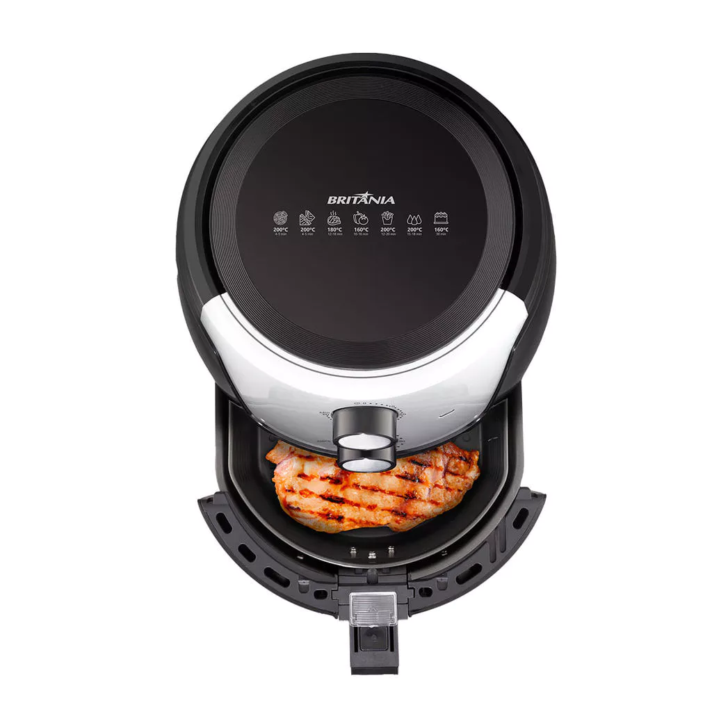 Vista superior da Air Fryer Britânia BFR38 com a cesta aberta, revelando uma peça de carne grelhada em seu interior, e o painel superior com ícones de alimentos e tempos/temperaturas pré-definidos.