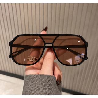 Óculos de Sol Feminino Oversized Estilo Retrô Moderno - Armação Preta e Lentes Douradas UV400