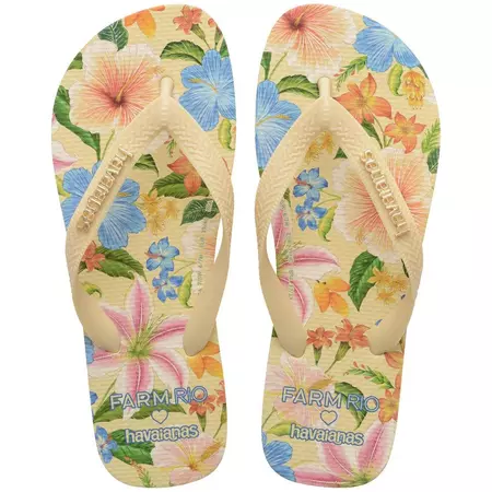 Vista superior do par de chinelos Havaianas Farm Flor de Praia com estampa floral colorida em fundo bege.