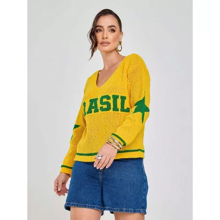 Modelo de frente exibindo o detalhe da estampa BRASIL e o caimento da blusa de tricot amarelo com mangas longas