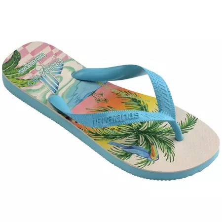 Chinelo Havaianas Farm Paisagem Solar, vista em ângulo superior direito, destacando a tira azul-claro com a marca "havaianas" em relevo e a estampa tropical com coqueiros e um tucano.