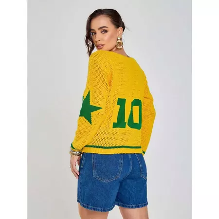 Vista traseira da modelo mostrando blusa amarela de tricot com o número 10 e estrela verde nas costas