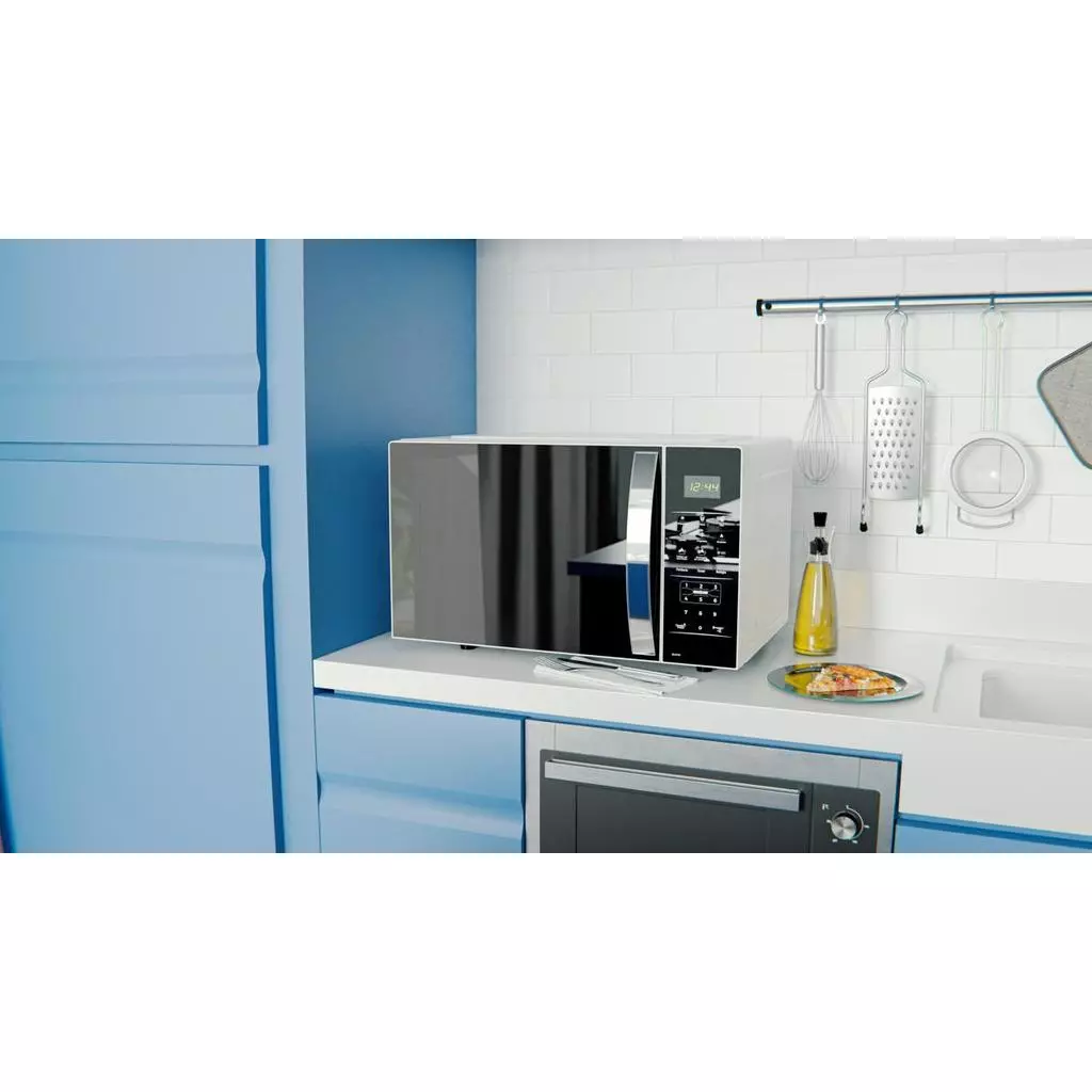 Micro-ondas Britânia 28L BMO30 branco e preto na bancada de uma cozinha moderna com armários azuis e azulejos brancos.