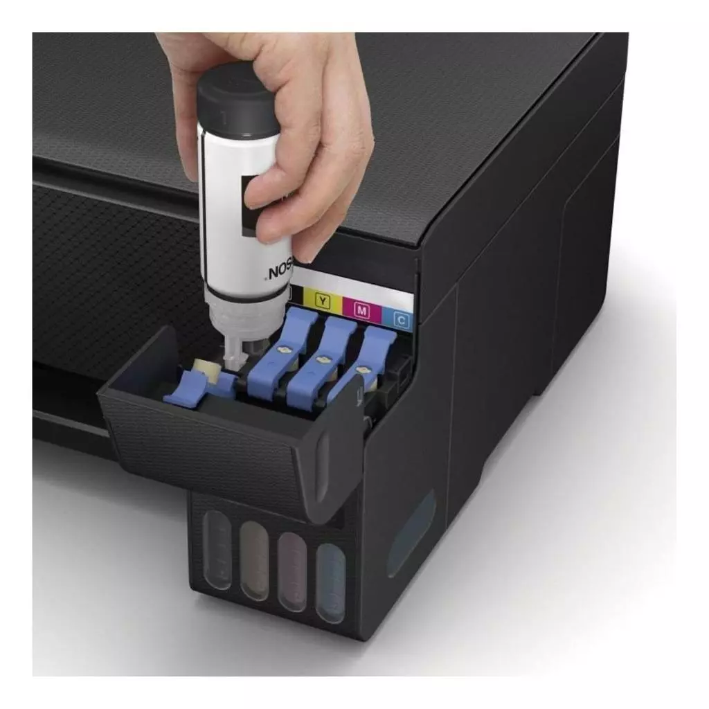 Mao de usuario recarregando o tanque de tinta da impressora Epson L3250 com uma garrafa de tinta