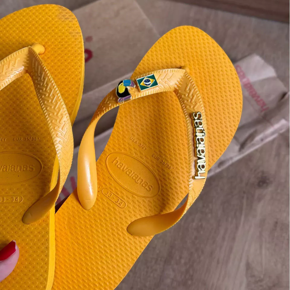 Detalhe do pin Tucano e logotipo Havaianas