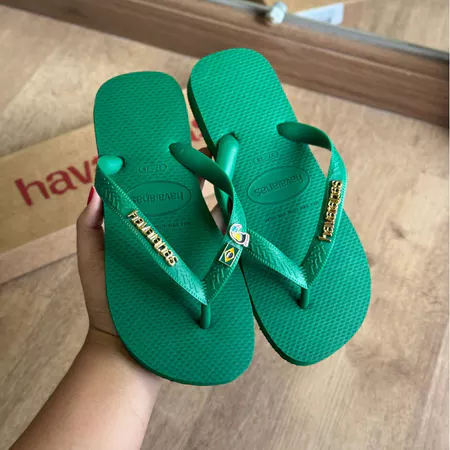 Havaianas Top preto com pin Tucano dourado