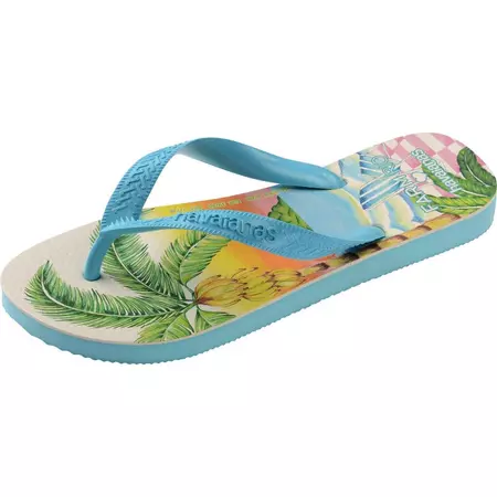 Chinelo Havaianas Farm Paisagem Solar, em vista angular superior esquerda, com foco na estampa de coqueiros e na paisagem de praia ao fundo, junto à tira azul-claro.