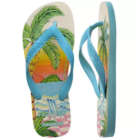 Dois chinelos Havaianas Farm Paisagem Solar, um deitado e outro em pé de perfil, mostrando a espessura da sola azul-claro e a estampa completa que simula uma paisagem praiana com coqueiros.