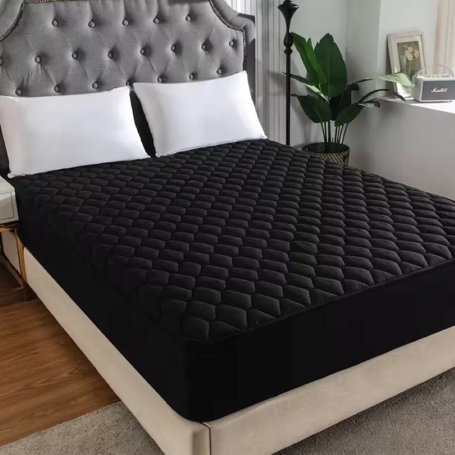 capa protetora de colchão em uma cama decorada