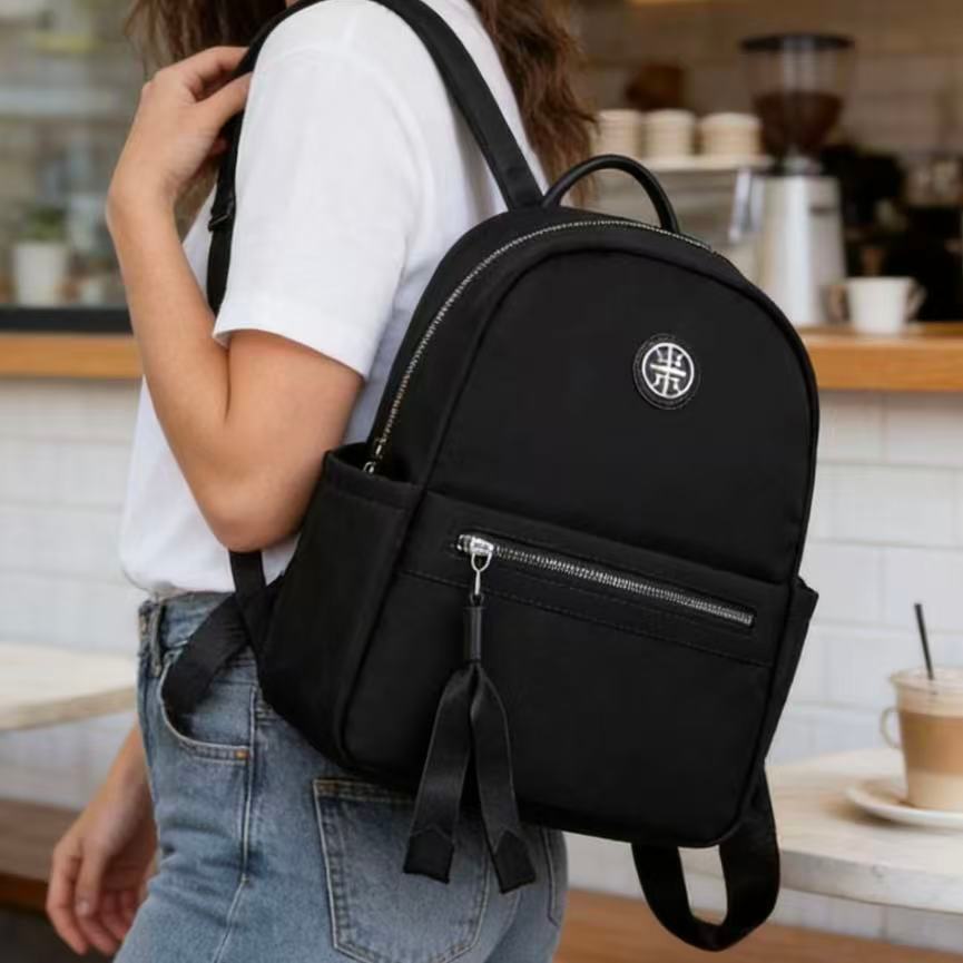 Mochila Feminina Leve Elegante E Minimalista Feita De Nylon Bolsa ...