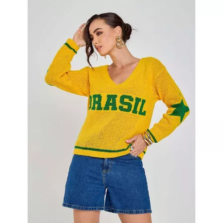 Modelo posando lateralmente com a mão na cabeça, destacando o decote V e o tecido de crochê da blusa amarela do Brasil