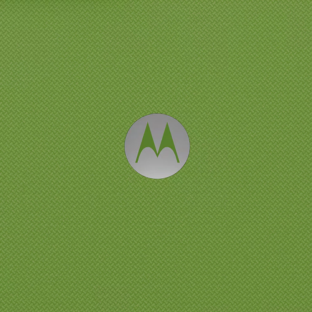 Close-up da parte traseira do Smartphone Motorola Moto G06 4G verde, com foco no padrão texturizado e no logo da Motorola.