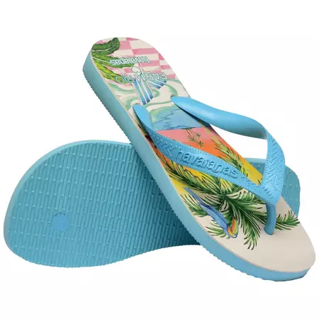 Par de chinelos Havaianas Farm Paisagem Solar, um sobre o outro, revelando a sola texturizada e antiderrapante na cor azul-claro da parte inferior, com a estampa tropical visível no chinelo de cima.