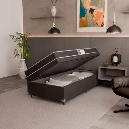 Cama box baú solteiro com revestimento em suede preto aberta revelando o espaço de armazenamento interno com colchão de espuma D20