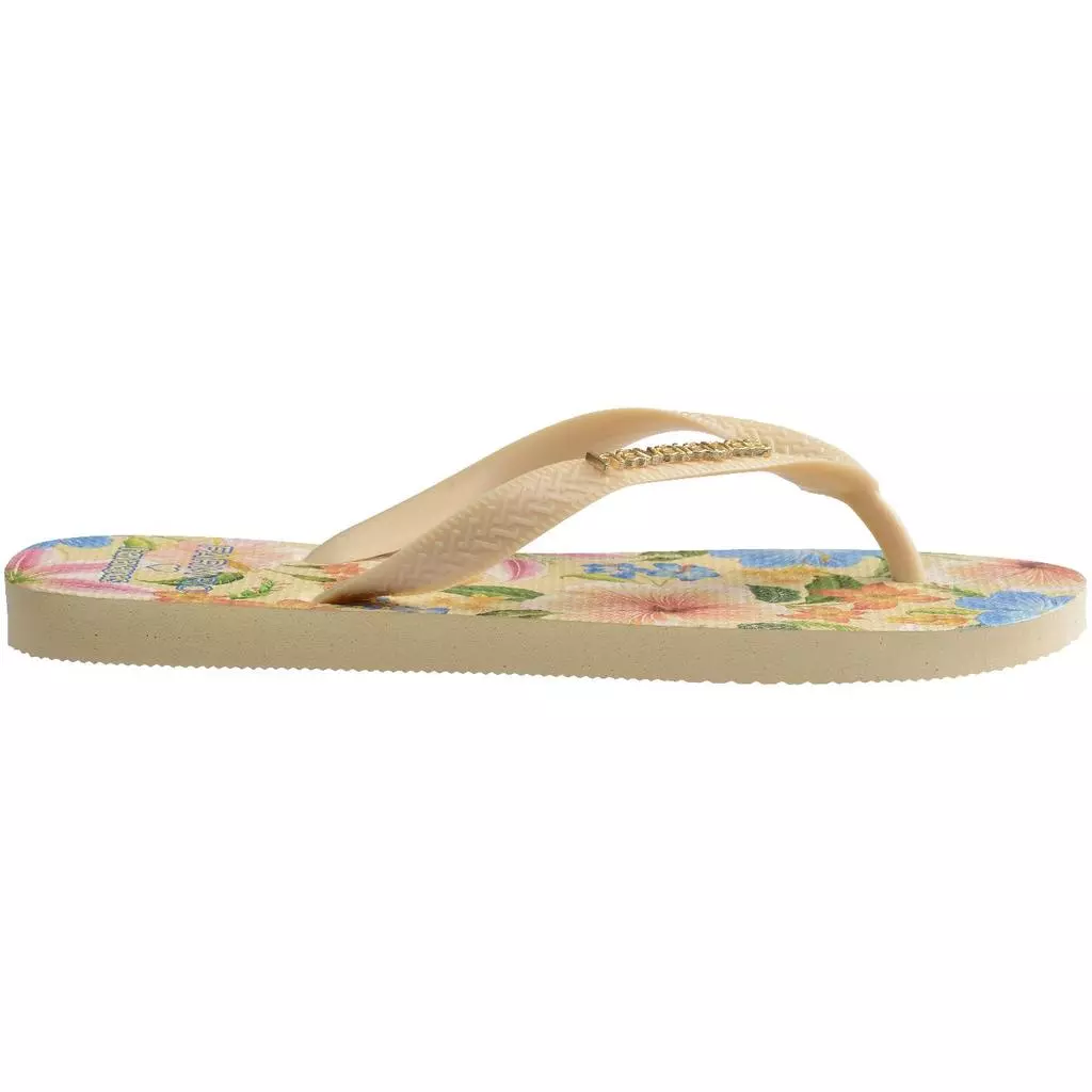 Chinelo em uso com pessoa caminhando na praia