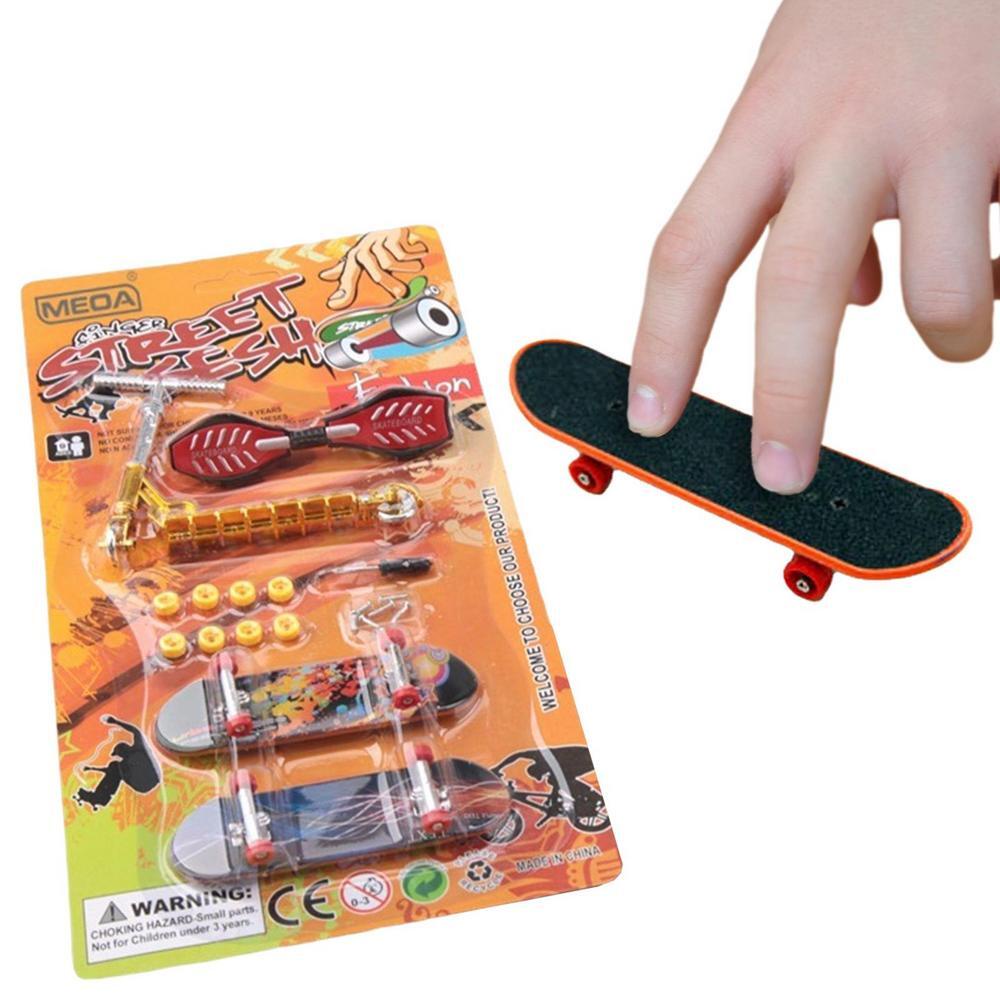 2 Pcs Dedo Mini Skateboard  dedo com ferramentas Pro Fingerboard e  almofada Pu antiderrapante,Jogo interativo skate estilo livre para  treinamento escala dedos, Nanyaciv : : Esporte
