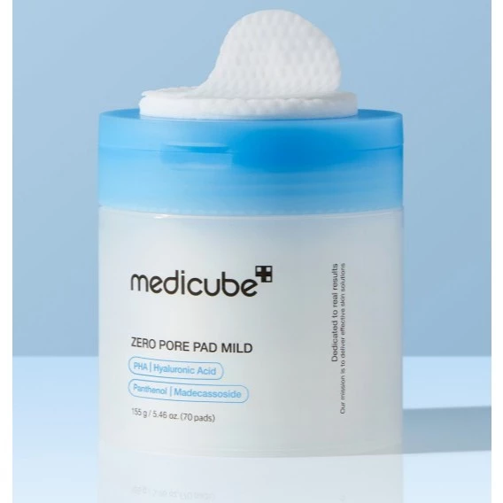 Close-up do Medicube Zero Pore Pad Mild com tampa azul claro mostrando os discos de algodão texturizados.