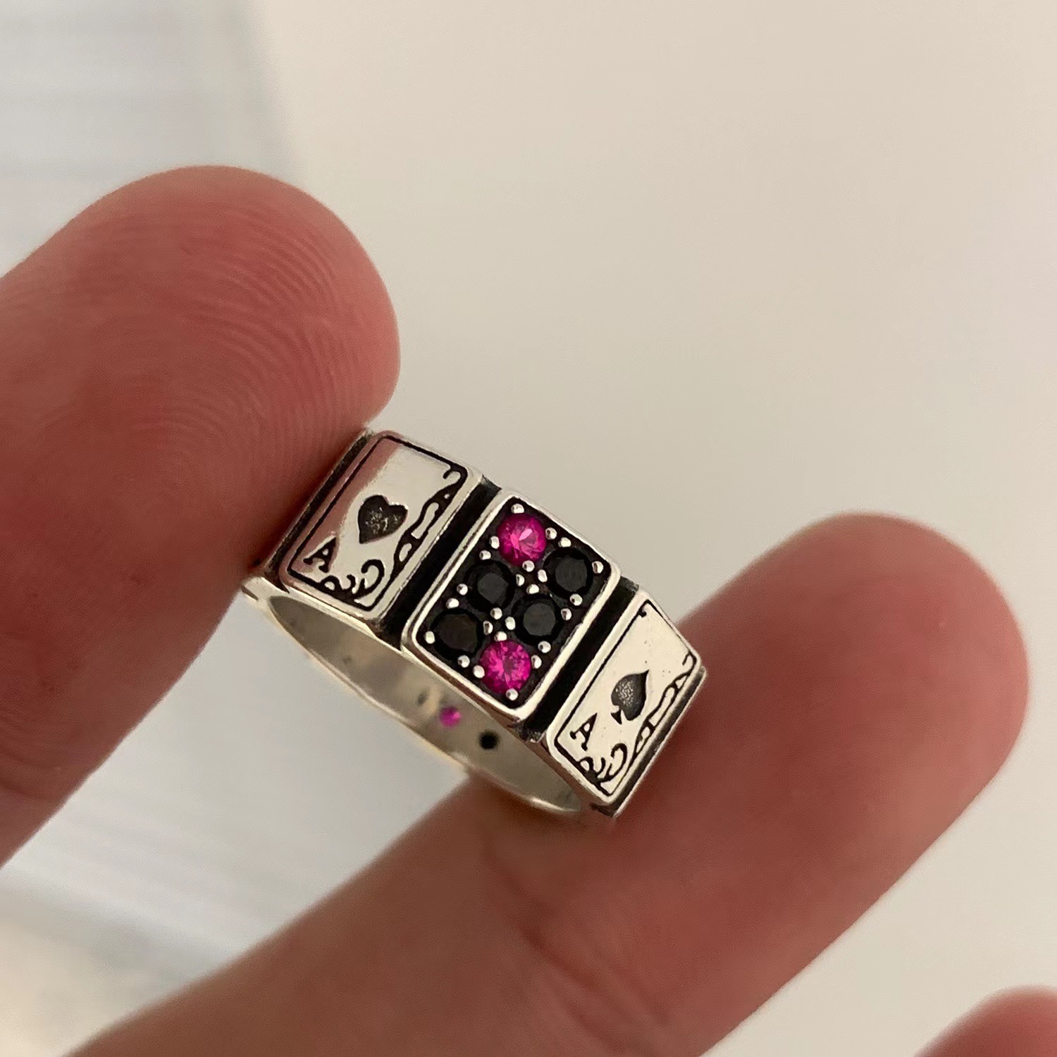 925 Anel De Cartas De Prata Com Zircônio , Design Único , Criatividade Personalizada Fashionable , Versátil , Retro E Desgastada