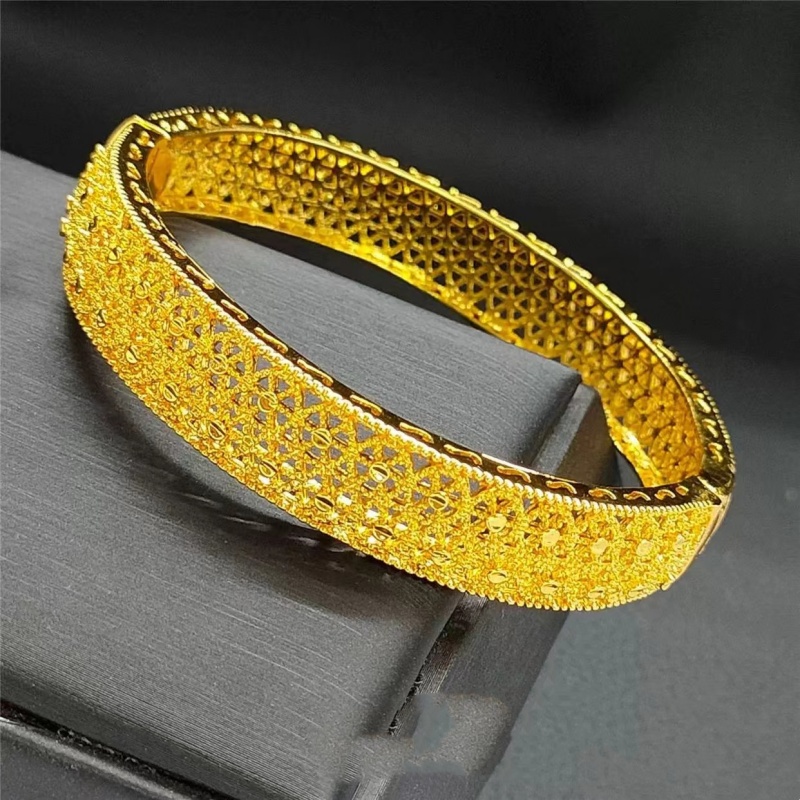 Uma Pulseira Delicada , Luxuosa , Minimalista E Versátil Com Fivela De Ouro Que Melhora A Delicadez Do Desgaste Diário .