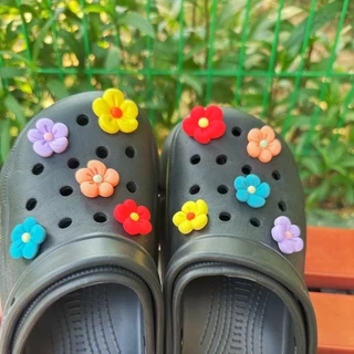10pcs Sapatos de praia com furo de flores coloridos Acessórios de embalagem de praia DIY