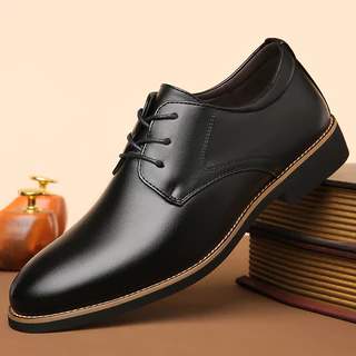 Um Par De Sapatos De Vestuário De Negócios Britânicos Masculinos Da Moda E Modernos