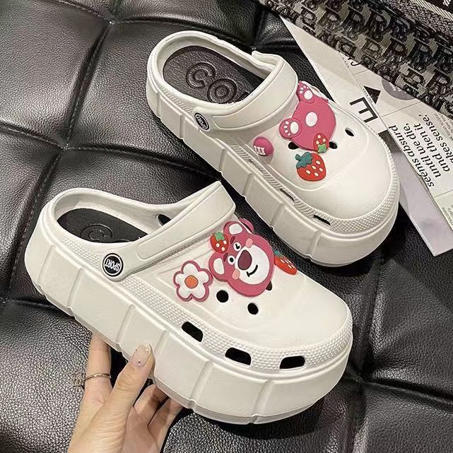 Super Grosso Influenciador de Cartoon Influenciador de Cartoon Fofo de Urso de Morango Sapatos de Buraco de Urso de Morango Femininos Versão Coreana de Dois Ursos de Espessuras