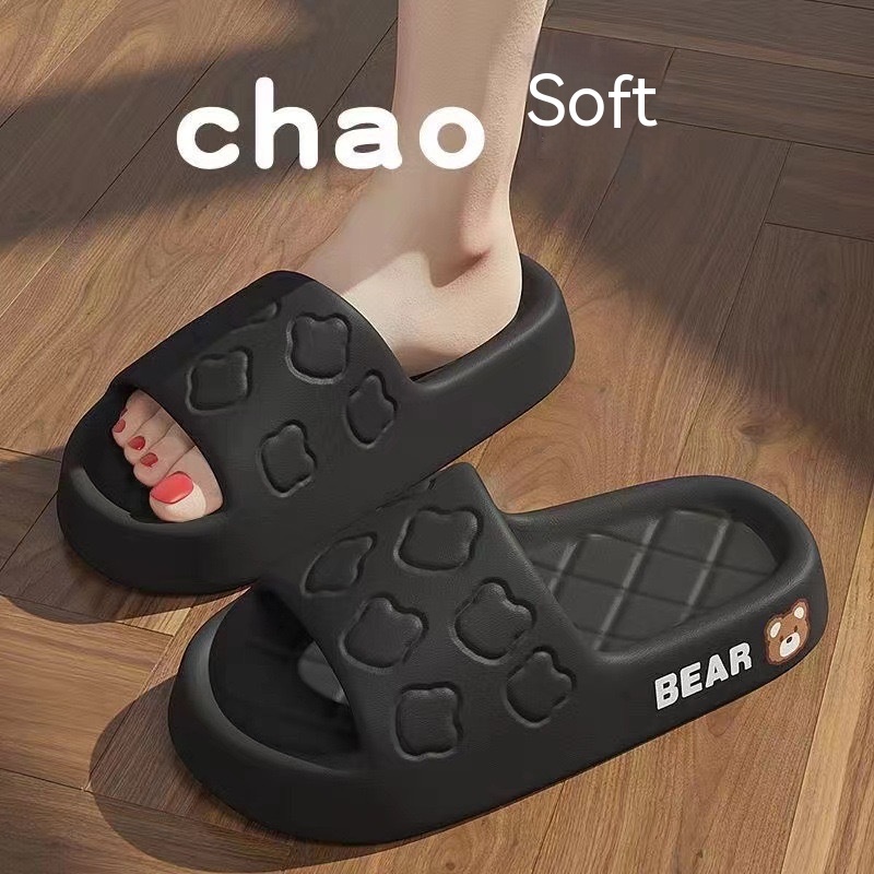Um par de chinelos impressos de ursos para casa de banho em casa de banho Uso de sandálias de casal de sola macia de ursos de desenho animado
