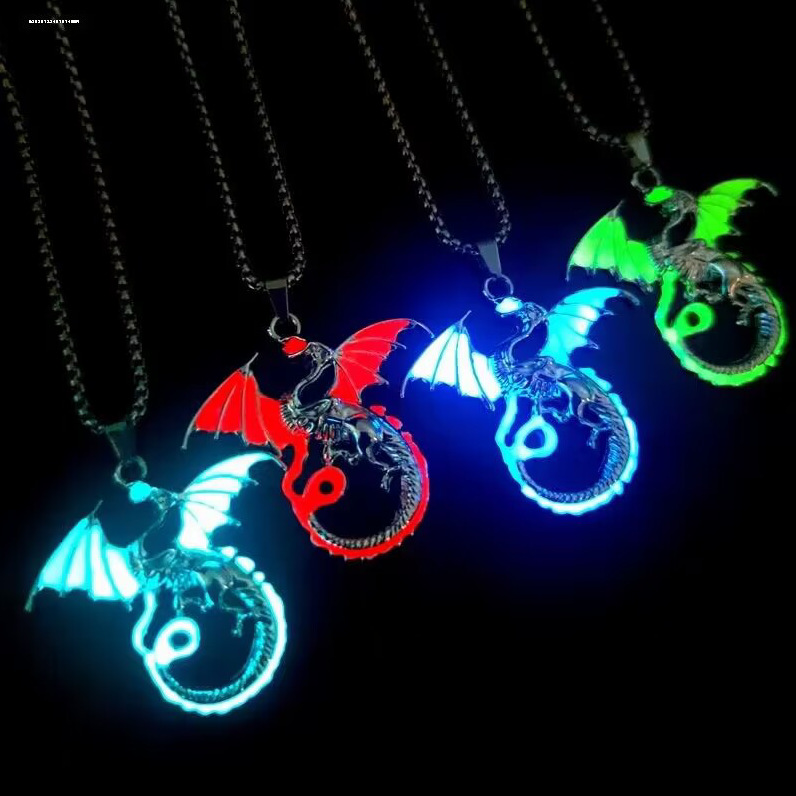 Colar De Jóias Luminoso Pingente De Olho Demoníaco Acessórios Para O Halloween Feminino Dragão Voador Brilhante Na Corrente De Camisola Escura