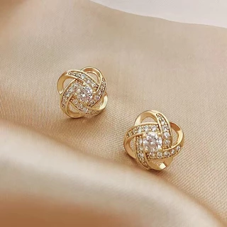 Novo Estilo De Pingente De Agulha De Prata . Um Colar De Bola Da Sorte Elegante , Moderno E De Fresco Com Corrente Para