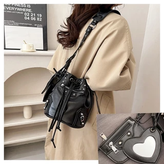 Ins New Style Europeu Americano Estilo Punk Style Drawstring Saco Feminino de Alta Qualidade Sólido Cor Saco de Moda Saco de Motocicleta Rebite Saco de Ombro Largo Saco de Ombro Saco de Mensageiro