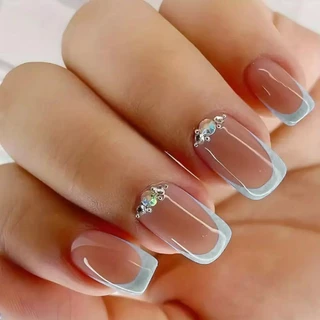 Conjunto de unhas falsas removíveis estilo francês azul claro quadrado europeu de 24 peças com diamantes coloridos