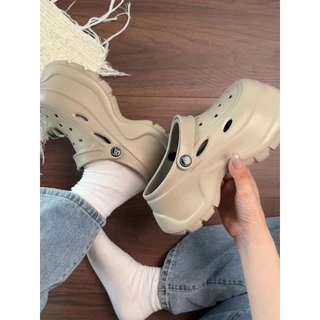 Sapatos de Buraco Alto de Solo Grosso de Verão Femininos de Verão 2024 Novo Estilo de Sandálias Anti-Derrapantes de Merda