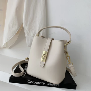 Temperamento de cor sólida simples torção bloqueio fechado PU ombro Crossbody balde Bolsa