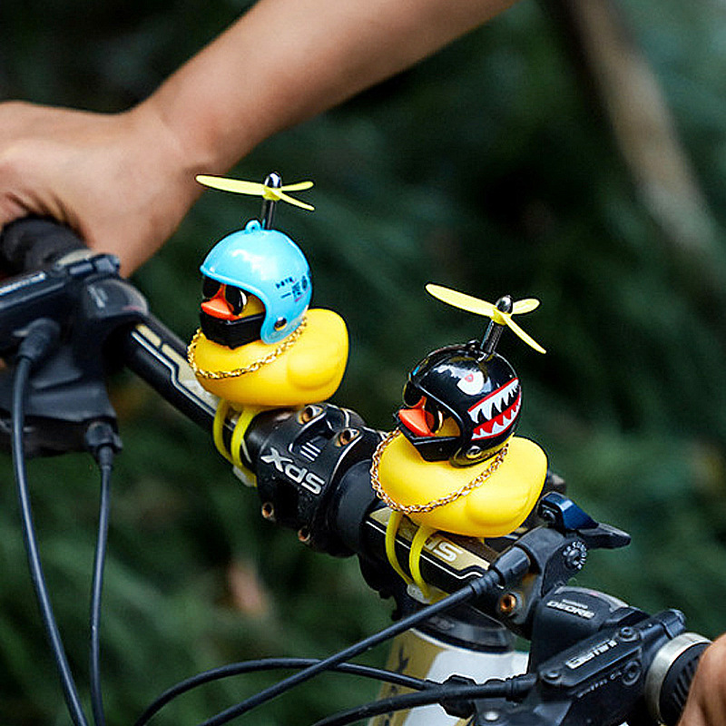 1PC Random internet celebrity car , Pato Quebrado , Bicicleta Iluminará Amarelo Bonito , Decoração De Carro , Hélice De Libélula De Bambu , Capacete De