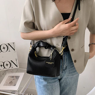 Niche Listras plissadas exclusivas Saco Pequeno Portátil Saco Pequeno Portátil Moda Feminina Saco Pequeno Quadrado 2024 Summer Simple Shoulder Bag