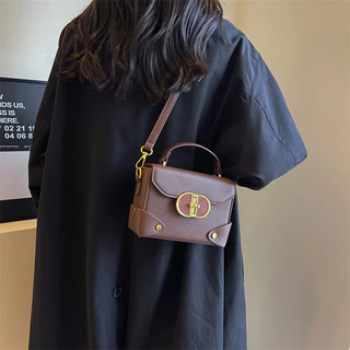 Bolsa pequena Popular deste ano feminina verão 2024 novo estilo moda retrô bolsa mensageiro influenciadora bolsa quadrada pequena portátil de venda quente