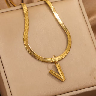 Colar De Alfabeto De Aço De Titânio Feminino Elegante Pingente Em V Corrente De Cobra Joias Da Moda Presente