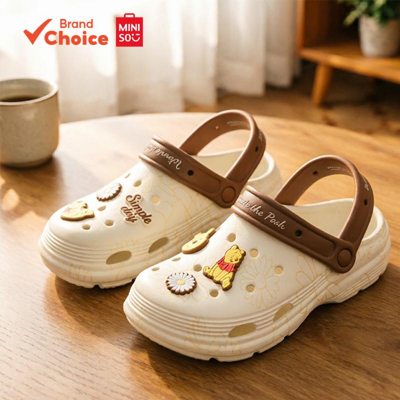 MINISO Série Disney Winnie the Pooh: Crocs EVA Perforados Confortáveis ...