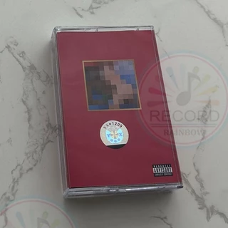 Original Kanye West My Beautiful Dark Twisted Fantasy Cassette Tape + Edição Colecionador De Livros Líricos
